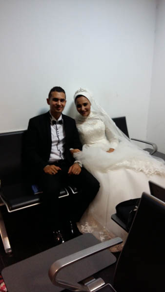 2016. Bruidspaar op het vliegveld in Caïro op weg naar Sharm el Sheikh voor de huwelijksreis.